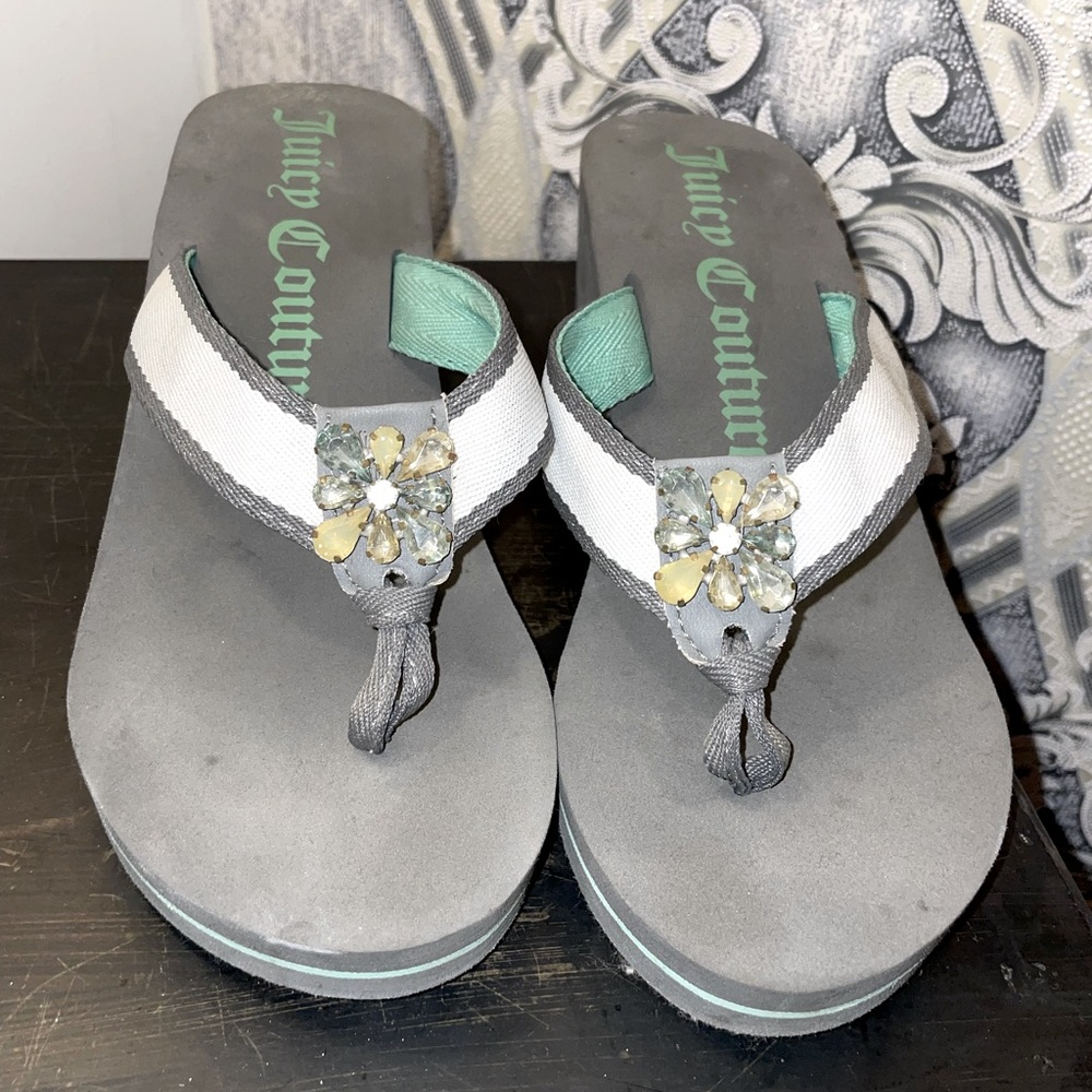 Juicy Couture High Wedge Flip Flops Sandals Gray Green Jeweled size 9